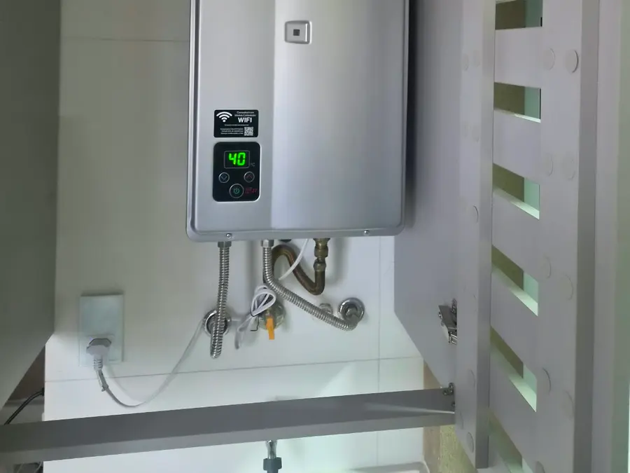 Aquecedor de passagem a gás instalado