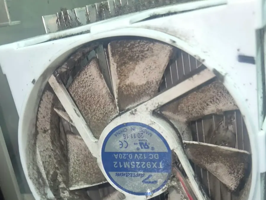 Ventoinha de aquecedor com sujeira acumulada antes da limpeza